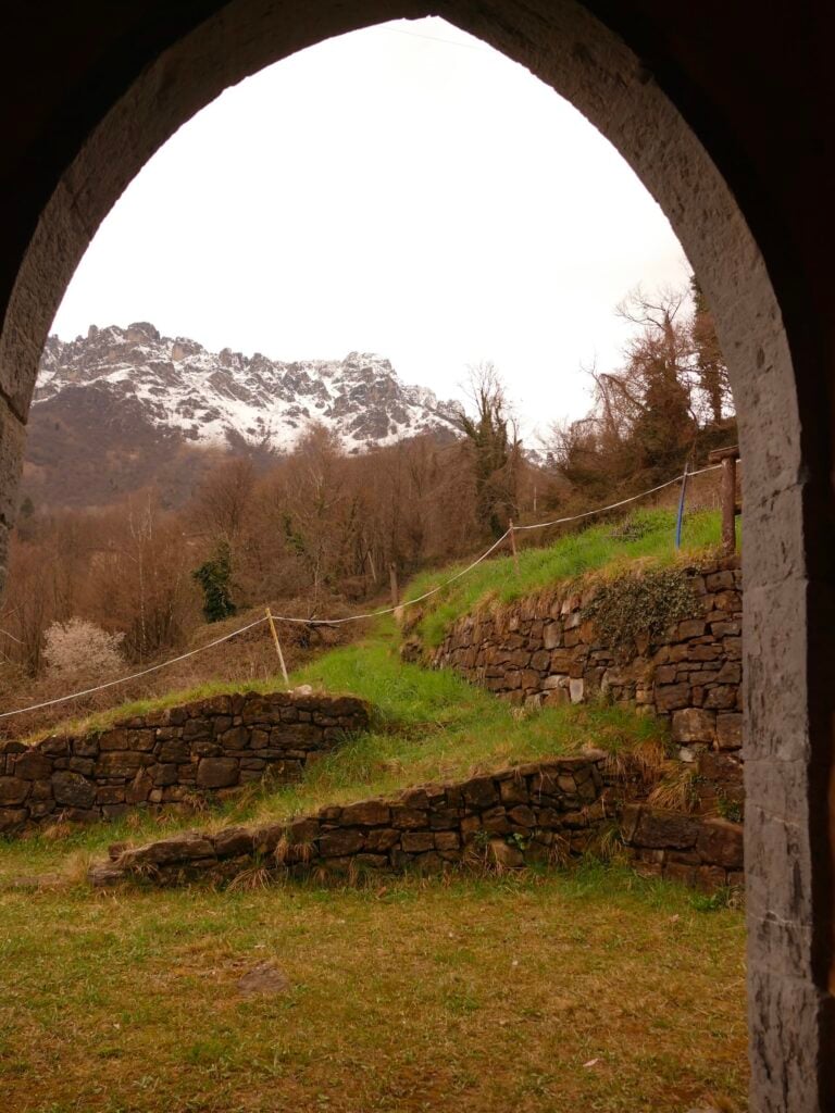 Bretto, Vista del Monte Cancerno dal portale della chiesa di San Ludovico