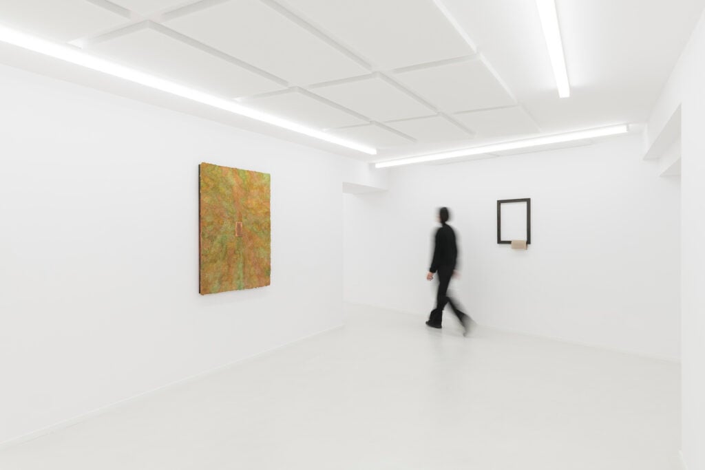 Vincenzo Schillaci, MOVIMENTO (perpetuo), 2025 veduta della mostra, Fondazione La Rocca, Pescara. Courtesy Fondazione La Rocca / Galerie Rolando Anselmi, Photo by Sebastiano Luciano