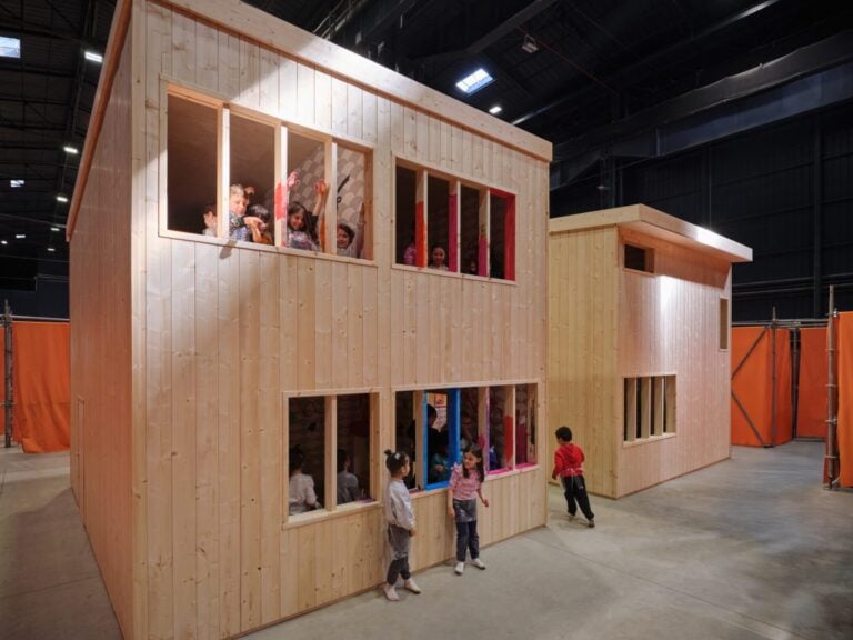 &ldquo;L'artista &egrave; una porta aperta&rdquo;: Rirkrit Tiravanija e la sua mostra straordinaria al Pirelli HangarBicocca di Milano