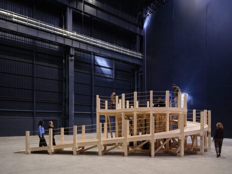 &ldquo;L'artista &egrave; una porta aperta&rdquo;: Rirkrit Tiravanija e la sua mostra straordinaria al Pirelli HangarBicocca di Milano