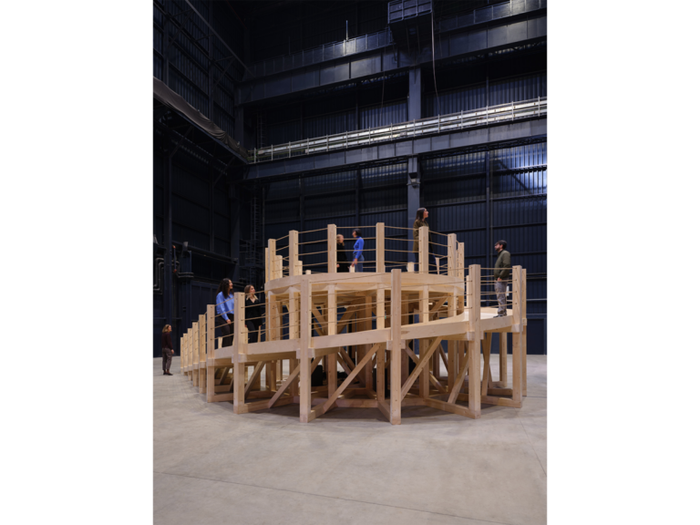 &ldquo;L'artista &egrave; una porta aperta&rdquo;: Rirkrit Tiravanija e la sua mostra straordinaria al Pirelli HangarBicocca di Milano