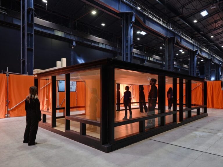 &ldquo;L'artista &egrave; una porta aperta&rdquo;: Rirkrit Tiravanija e la sua mostra straordinaria al Pirelli HangarBicocca di Milano