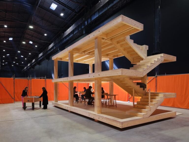 &ldquo;L'artista &egrave; una porta aperta&rdquo;: Rirkrit Tiravanija e la sua mostra straordinaria al Pirelli HangarBicocca di Milano