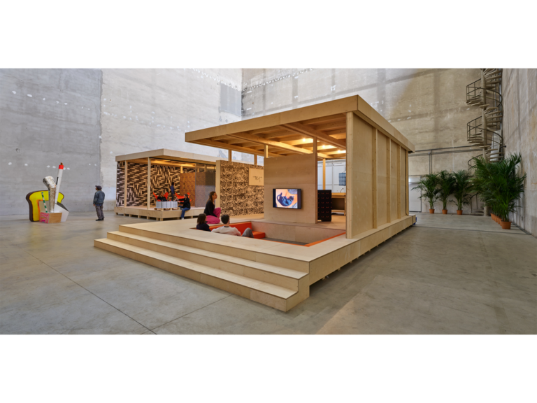 &ldquo;L'artista &egrave; una porta aperta&rdquo;: Rirkrit Tiravanija e la sua mostra straordinaria al Pirelli HangarBicocca di Milano