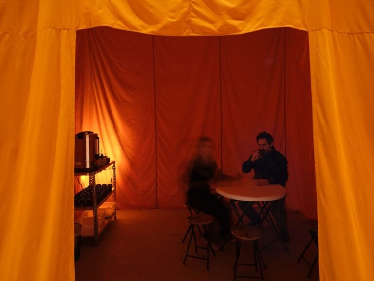 &ldquo;L'artista &egrave; una porta aperta&rdquo;: Rirkrit Tiravanija e la sua mostra straordinaria al Pirelli HangarBicocca di Milano