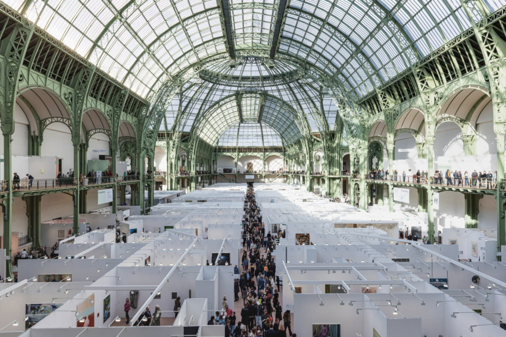 Il mercato dell’arte globale torna a crescere nel 2025 (così dice il nuovo Art Market Report di Art Basel e UBS 2026)