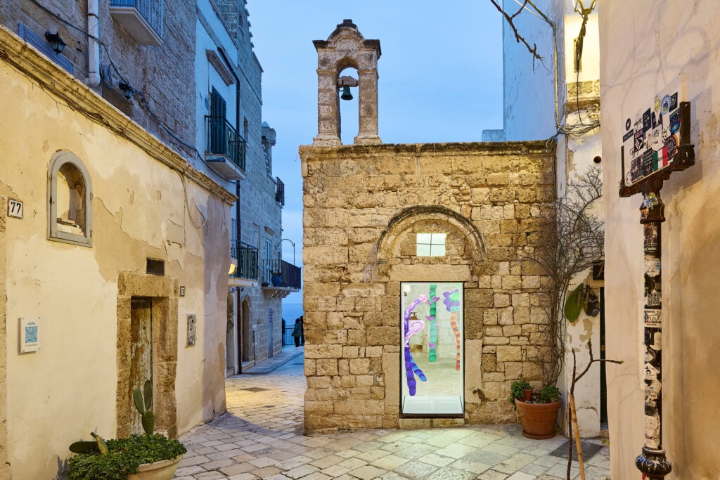 Polignano a Mare (BA), ExChiesetta. Michela Rondinone, "Tentativi di fioritura", 2026, ph. Marino Colucci, courtesy Fondazione Pascali