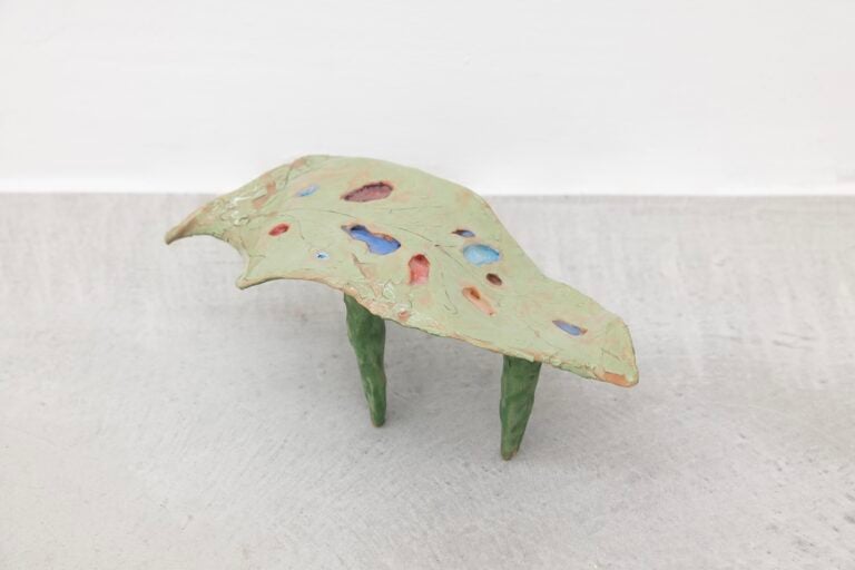 Concetta Modica, Caduta, 2025, ceramica smaltata, 10 &times; 26 &times; 11.5 cm