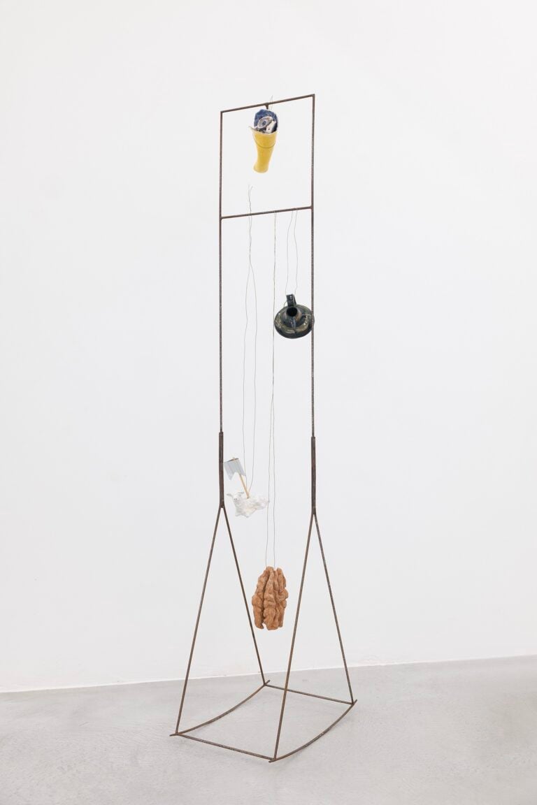 Concetta Modica, Composizione intrepida, 2025. Acciaio, ceramica, 169 &times; 55 &times; 30 cm