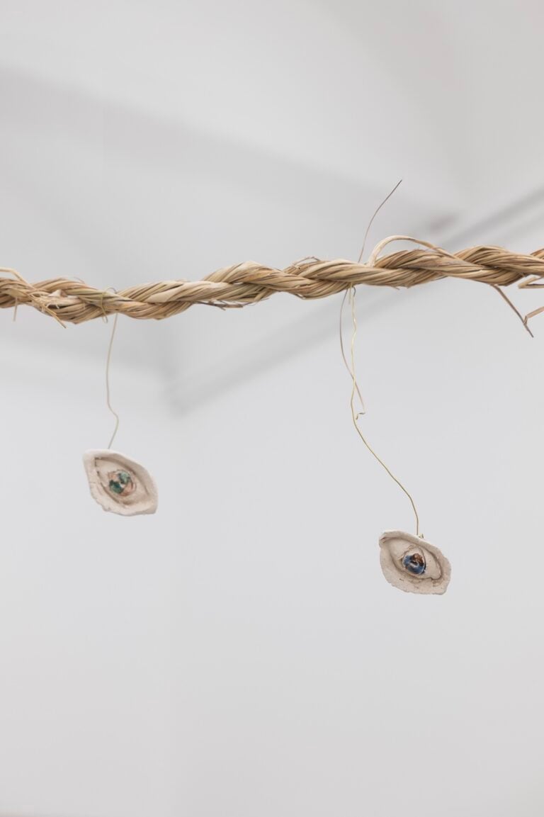 Concetta Modica, Cordata I, 2026. Corda di disa intrecciata a mano, ceramica smaltata, filo d'ottone, 250 cm (particolare)