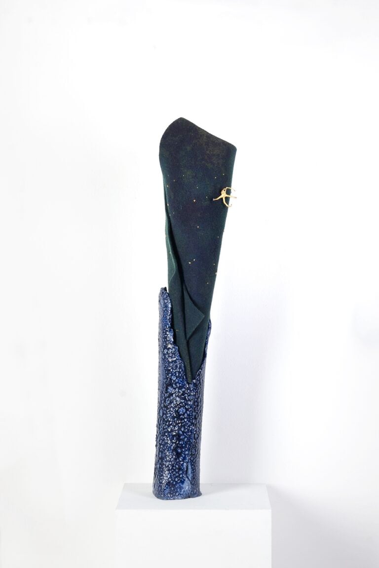 Concetta Modica, Il viaggio di un sepalo di pomodoro per diventare Stella, ritratto di una notte: Ohio, 28 settembre 1937 Joseph Friedman brevetta la cannuccia flessibile per permettere alla figlia malata di bere comodamente, 2025. Ceramica, feltro di lana, fusioni in bronzo, grani di bronzo, 75 &times; 30 &times; 15 cm