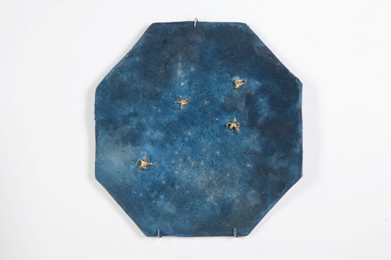 Concetta Modica, Il viaggio di un sepalo per diventare stella. Ritratto di una notte: Kinshasa 30.10.1974. Incontro di pugilato &ldquo;Rumble in the Jungle&rdquo; tra Muhammad Ali e George Foreman, 2022, affresco su terracotta, fusioni in ottone, grani in ottone, 38&times;36 cm