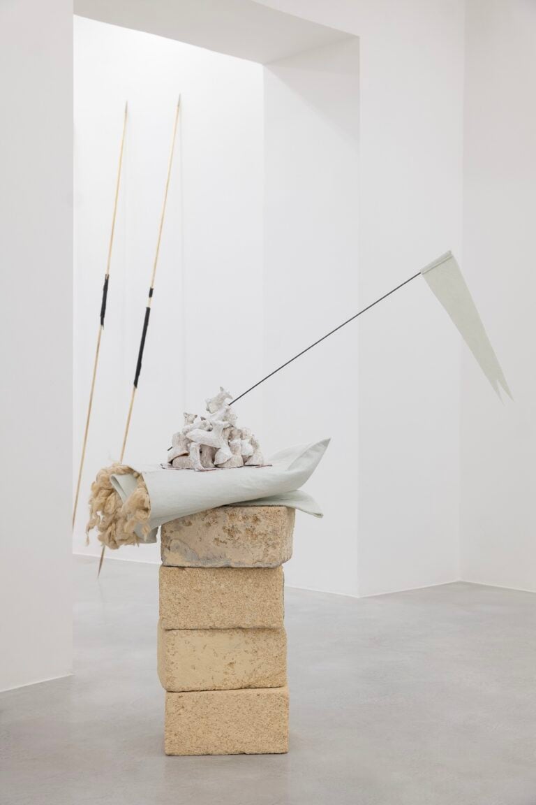 Concetta Modica, Morbida conquista, 2025. Ceramica smaltata, ferro, feltro, lana grezza, 40 &times; 102 &times; 36 cm