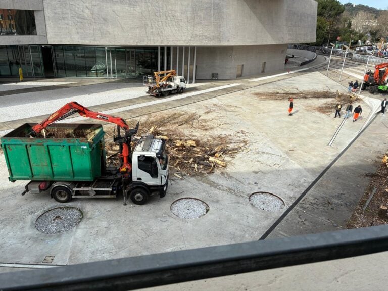 La piazza del museo MAXXI di Roma diventer&agrave; un piccolo parco: iniziati i lavori per smantellare il cemento