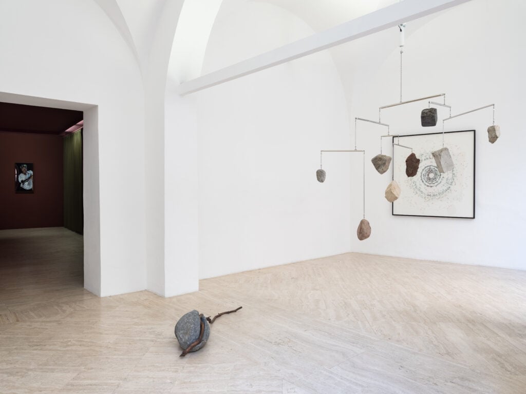 Installation view, Affrettati Lentamente, Conversation Piece Part XI, a cura di Marcello Smarrelli, Fondazione Memmo, 2026 | Foto Daniele Molajoli