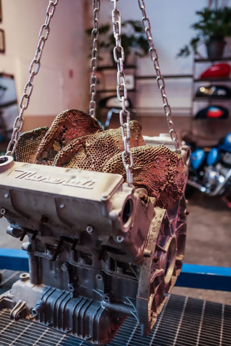 Cristiano Carotti, Engine Maserati V6, 2022, ceramica raku, alluminio, Courtesy &copy; Cristiano Carotti, Foto &copy; Giulia Barone