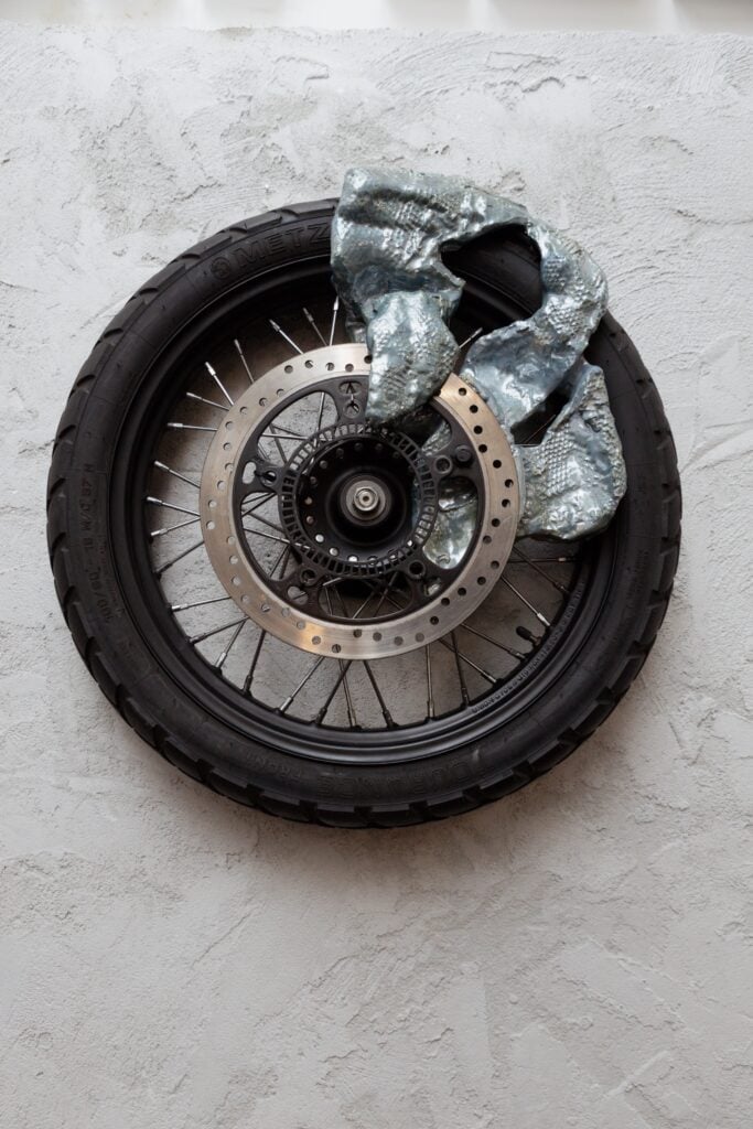 Cristiano Carotti, Weel, 2022, ceramica colorata con smalti reagenti, acciaio, Courtesy &copy; Cristiano Carotti, Foto &copy; Giulia Barone