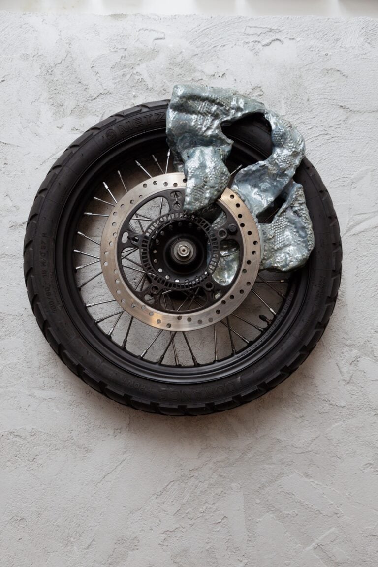 Cristiano Carotti, Weel, 2022, ceramica colorata con smalti reagenti, acciaio, Courtesy &copy; Cristiano Carotti, Foto &copy; Giulia Barone