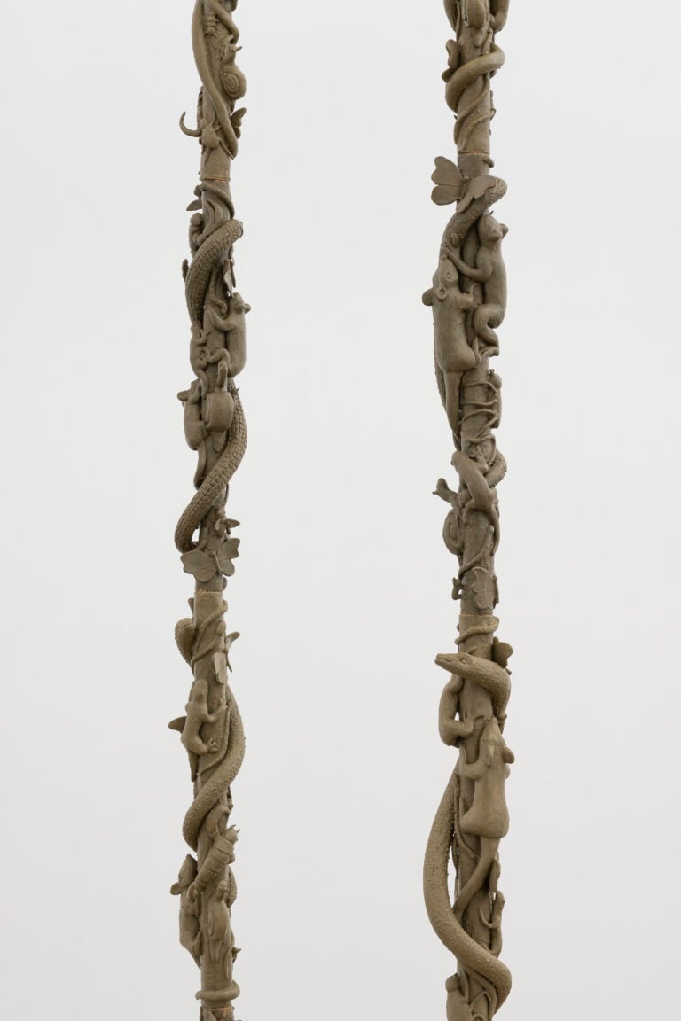 Davide Monaldi, LIANE (dettaglio), ceramica smaltata, 300 cm x 6 cm (ciascuna). Photo Riccardo Giancola