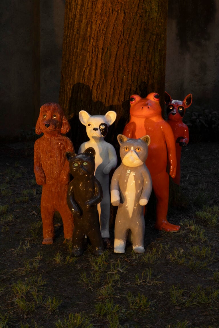 Davide Monaldi, Senza titolo, ceramica smaltata, dimensioni variabili, 2020-2021, veduta installazione (2026). Photo Riccardo Giancola