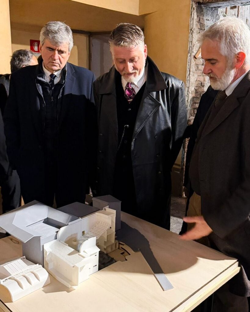 Il Ministro Alessandro Giuli con il Sottosegretario Gianmarco Mazzi e Fabrizio Magani, Generale per l'Archeologia, Belle Arti e Paesaggio