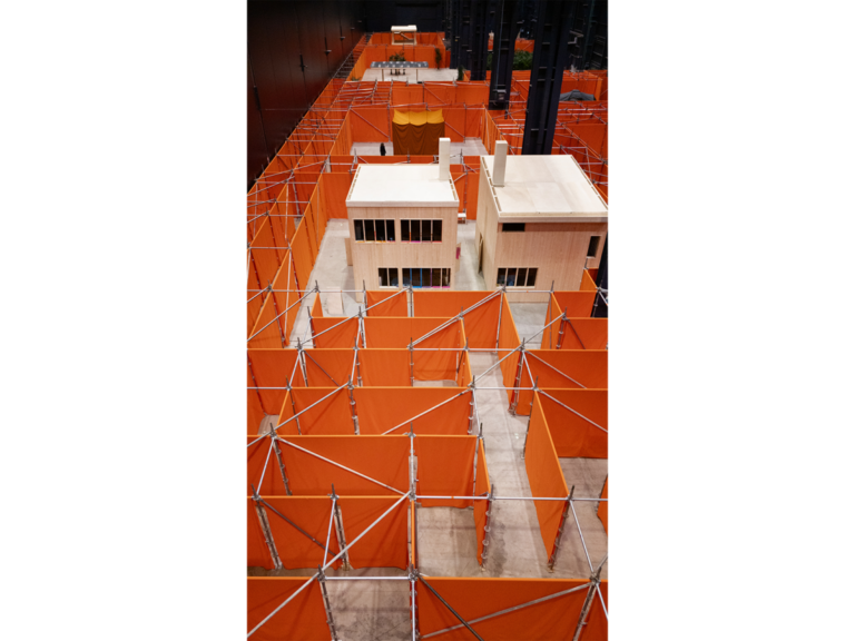 &ldquo;L'artista &egrave; una porta aperta&rdquo;: Rirkrit Tiravanija e la sua mostra straordinaria al Pirelli HangarBicocca di Milano