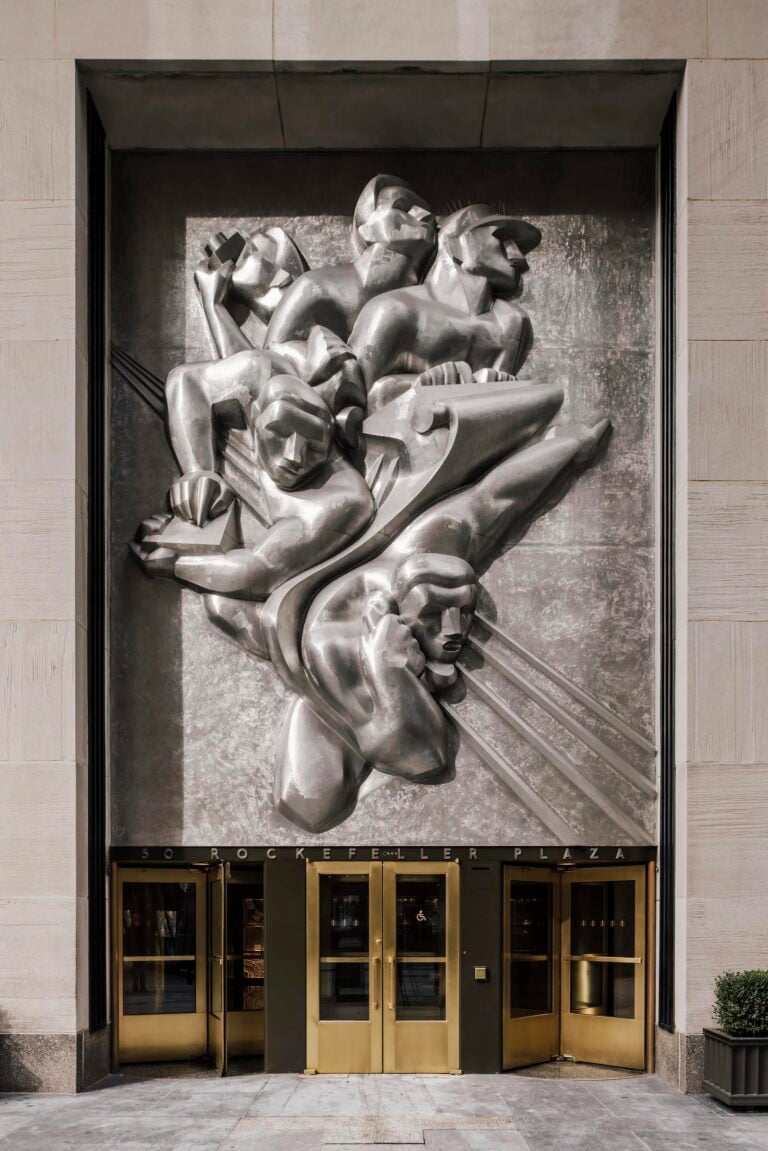 Isamu Noguchi, Associated Press Building Plaque (News), 1938-1940, Rockefeller Center, New York. Ph: Miguel de Guzm&aacute;n e Roc&iacute;o Romero