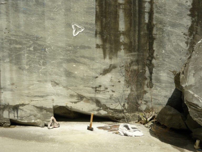 Fabrizio Prevedello, Secondo innesto in cava, 2010, marmo Fior di Pesco innestato in cava di Bardiglio