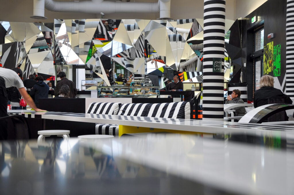 Il bar di Tobias Rehberger alla Biennale di Venezia. Ph: Irene Fanizza