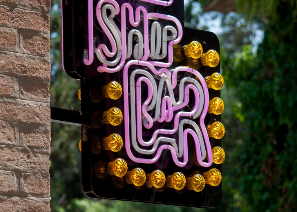 Il caso del bar di Tobias Rehberger smantellato a Venezia. Le risposte della Biennale 