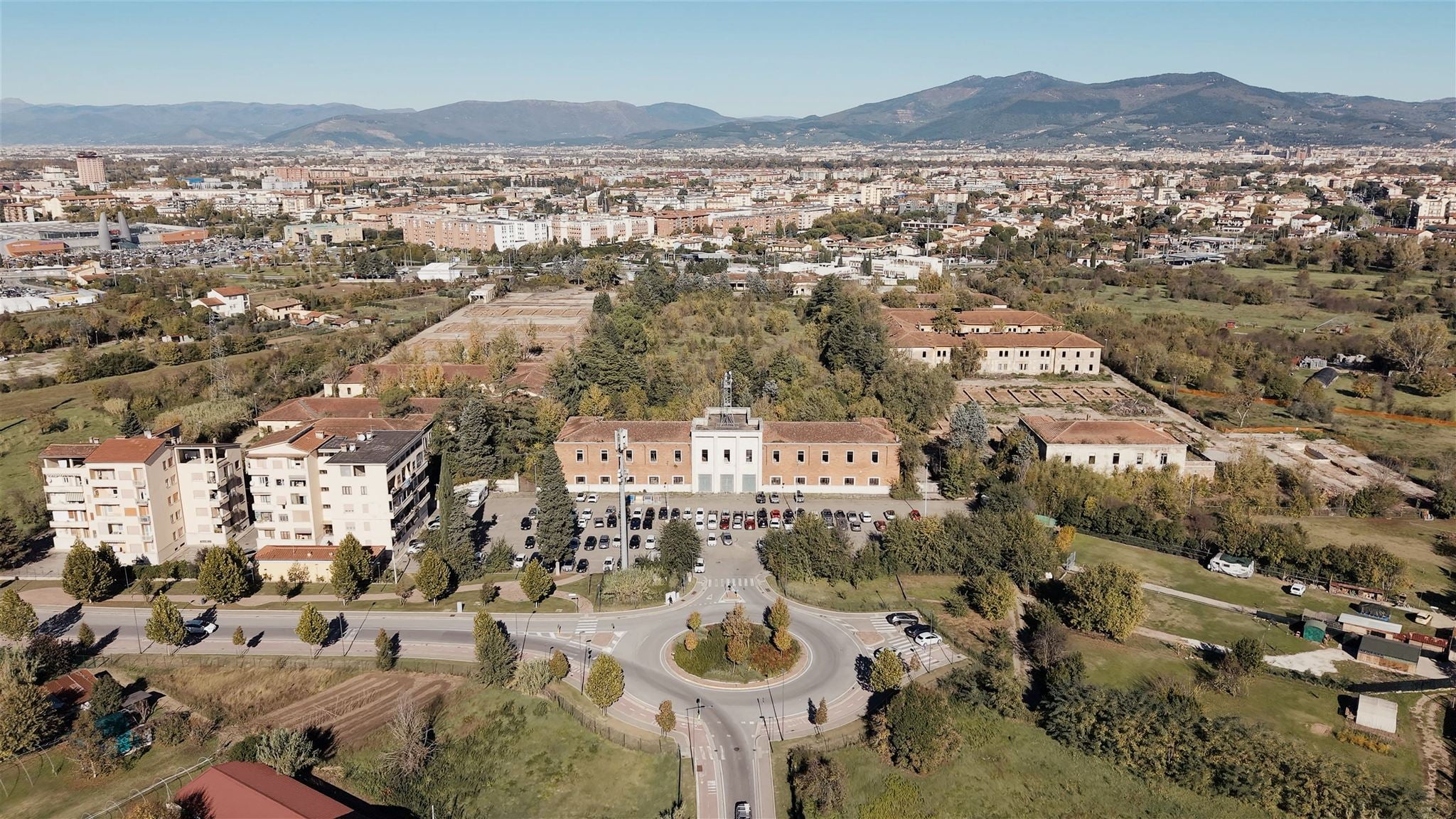 https://www.artribune.com/wp-content/uploads/2026/03/fcrf-ex-caserma-lupi-toscana-social-housing-260307-1websize.jpg