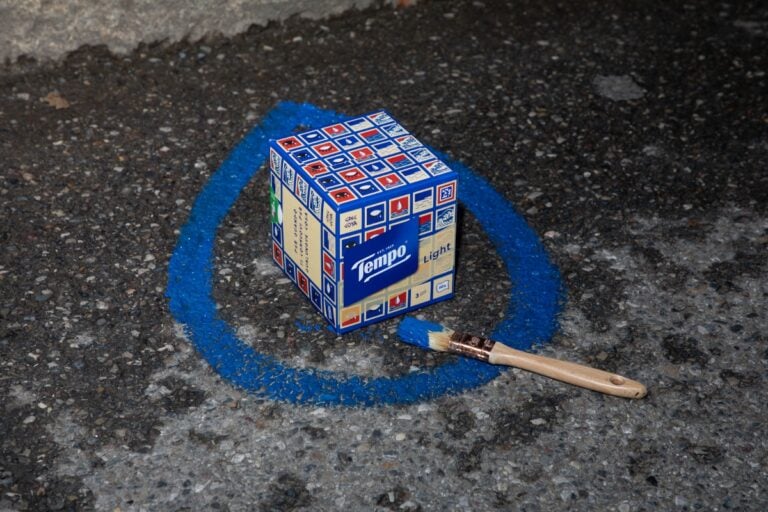 I mitici fazzoletti Tempo continuano a coinvolgere gli artisti. La nuova edizione limitata &egrave; di Greg Goya