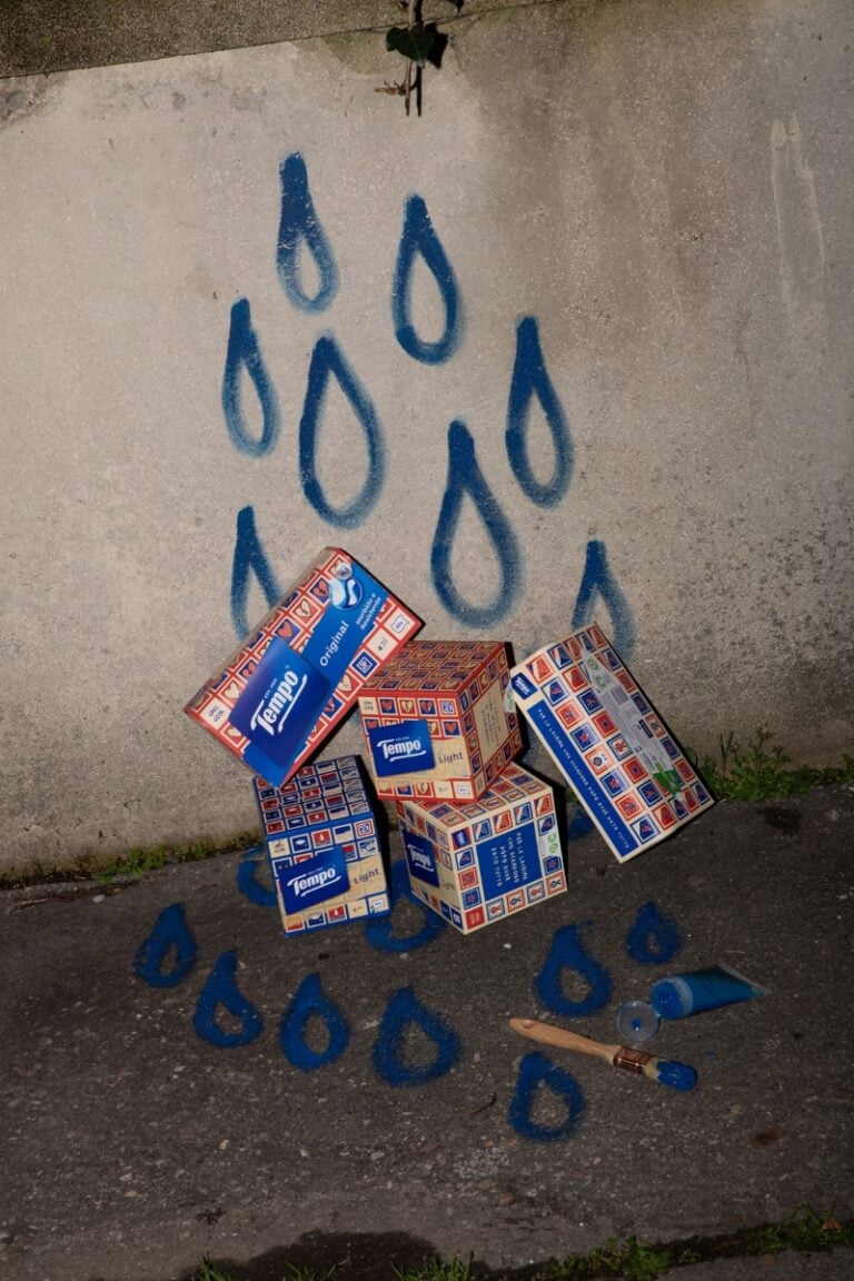 I mitici fazzoletti Tempo continuano a coinvolgere gli artisti. La nuova edizione limitata &egrave; di Greg Goya