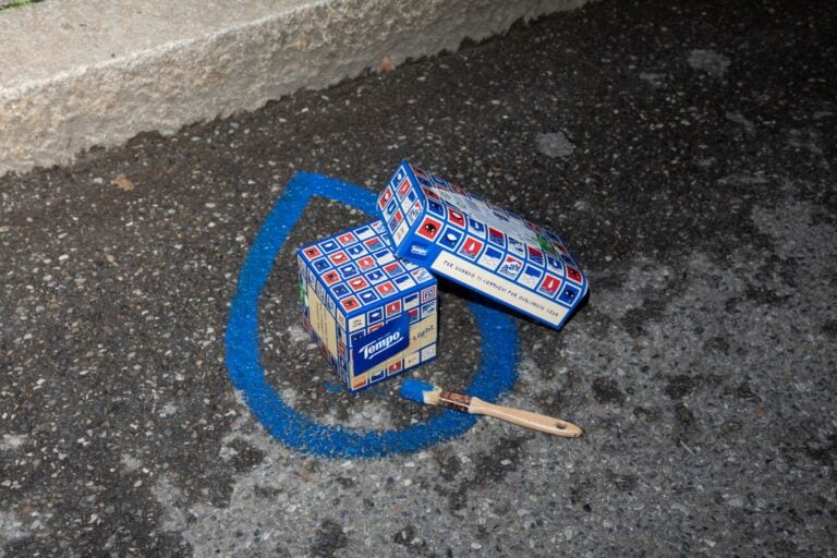 I mitici fazzoletti Tempo continuano a coinvolgere gli artisti. La nuova edizione limitata &egrave; di Greg Goya