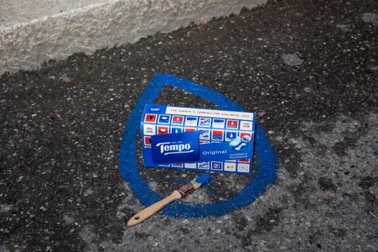 I mitici fazzoletti Tempo continuano a coinvolgere gli artisti. La nuova edizione limitata &egrave; di Greg Goya