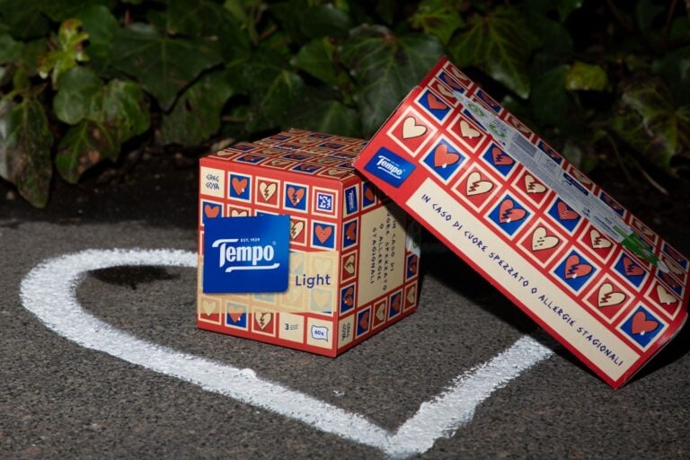 I mitici fazzoletti Tempo continuano a coinvolgere gli artisti. La nuova edizione limitata &egrave; di Greg Goya