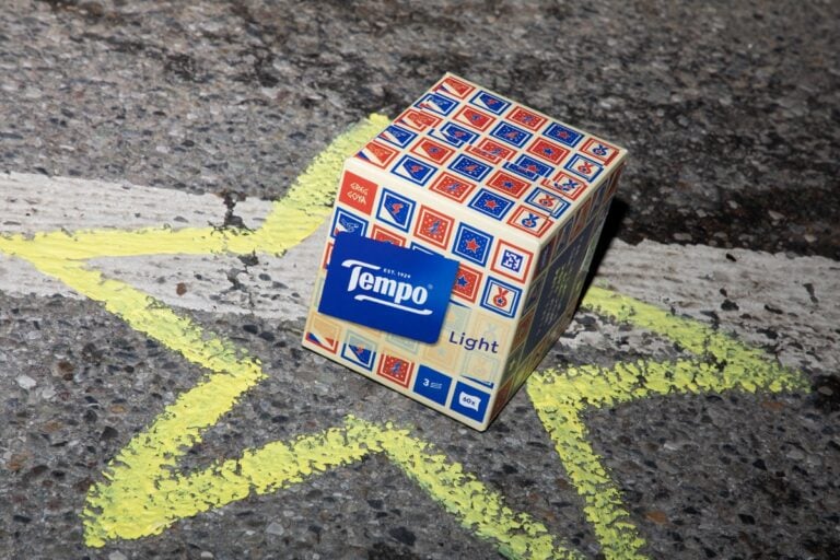 I mitici fazzoletti Tempo continuano a coinvolgere gli artisti. La nuova edizione limitata &egrave; di Greg Goya