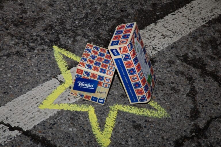 I mitici fazzoletti Tempo continuano a coinvolgere gli artisti. La nuova edizione limitata &egrave; di Greg Goya