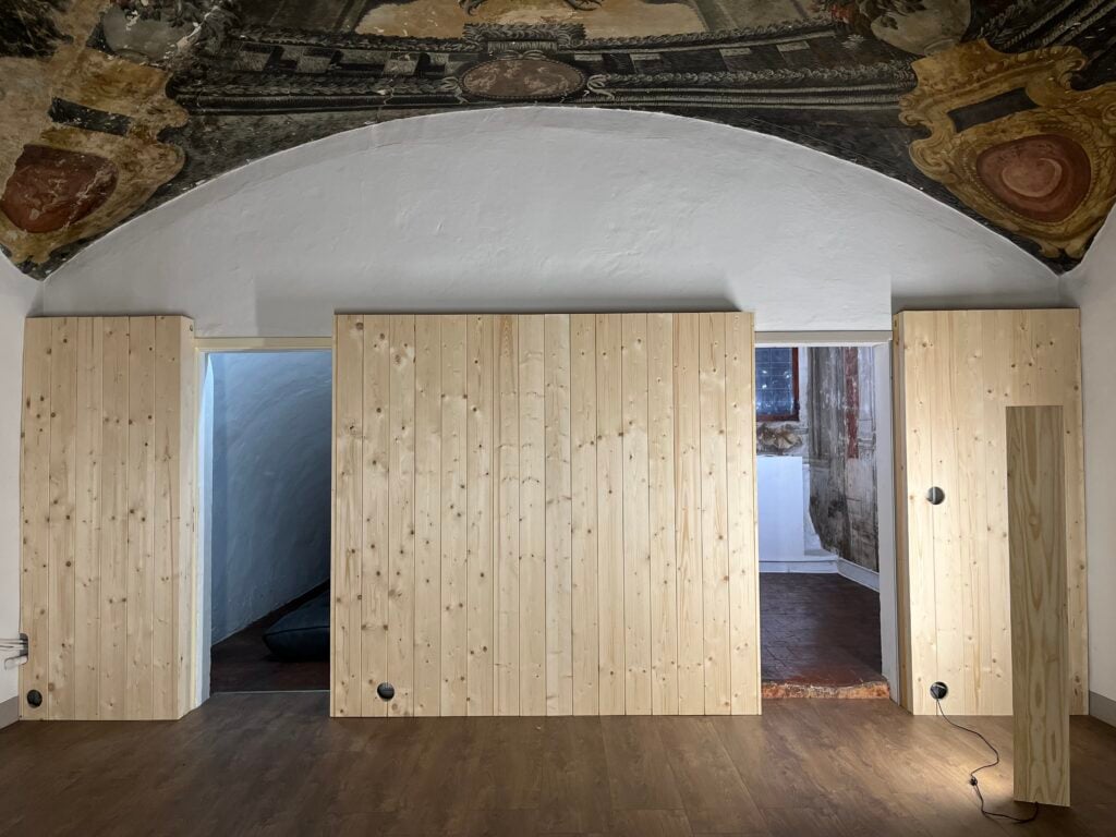 A Bologna c’è una galleria da scoprire in cui convivono affreschi del Settecento e spazio white cube