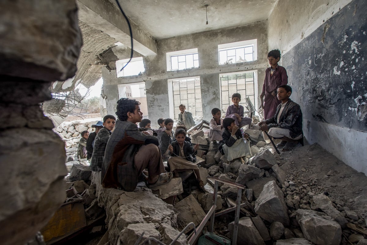 https://www.artribune.com/wp-content/uploads/2026/03/giles-clarke-children-in-destroyed-classroom-yemen-in-crisis-2017-taiz-yemen.jpg