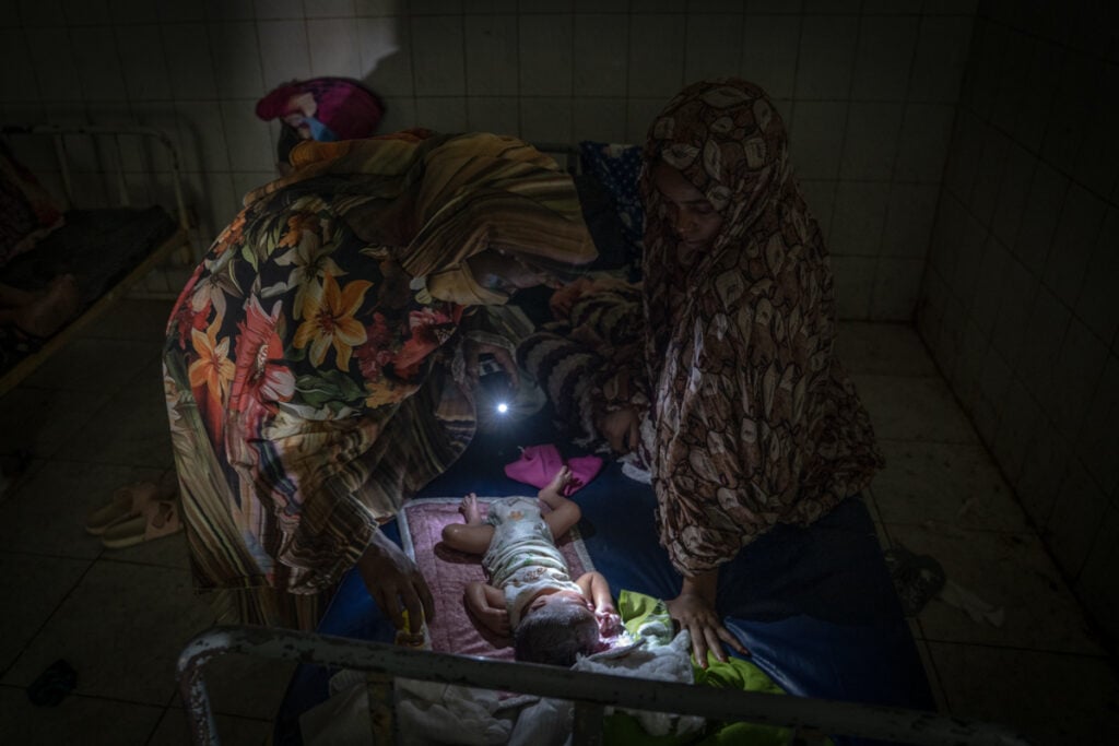 Giles Clarke, Mother and Infant in Clinic, Yemen in Crisis, 2017, Sana&rsquo;a, Yemen