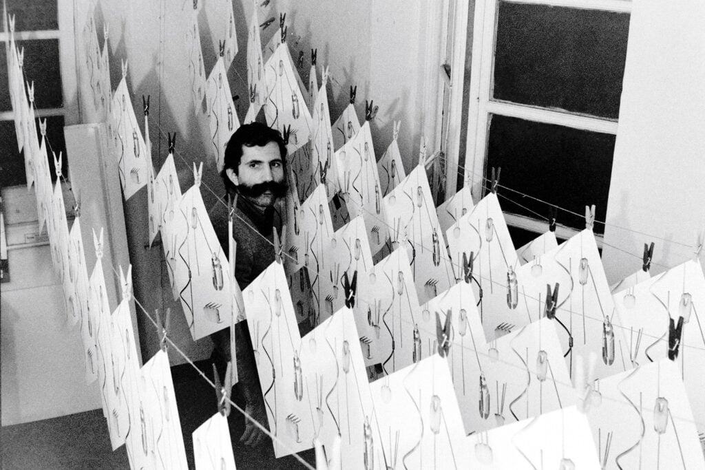 C’è un libro di fotografia in cui sono le immagini che guardano noi e non viceversa