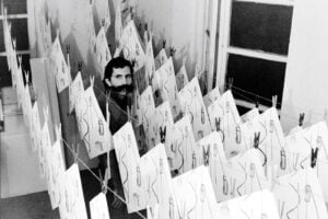 C’è un libro di fotografia in cui sono le immagini che guardano noi e non viceversa