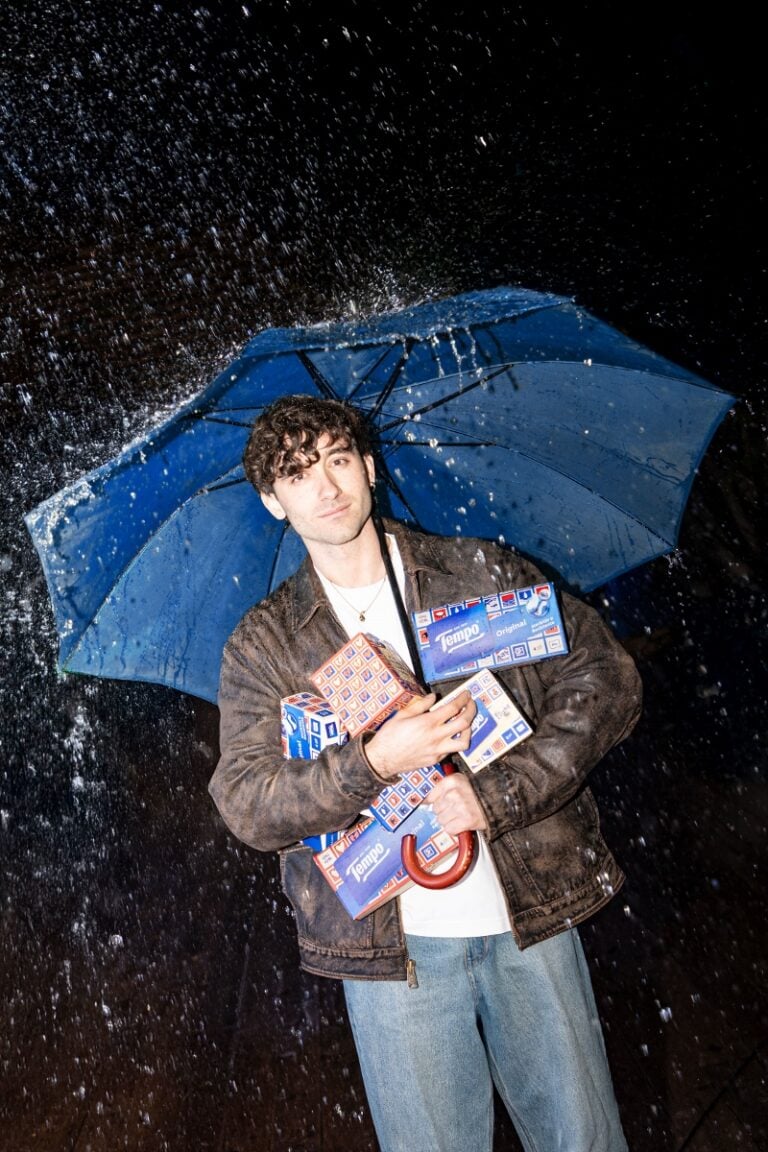 I mitici fazzoletti Tempo continuano a coinvolgere gli artisti. La nuova edizione limitata &egrave; di Greg Goya