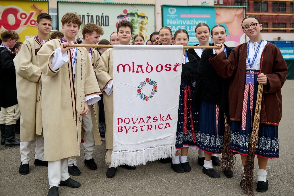 Gruppo in costume alla sfilata inaugurale di Trenč&iacute;n 2026. Archiv Trenč&iacute;n 2026