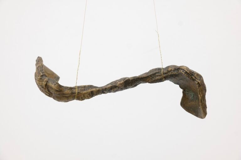 Ignazio Mortellaro, Avatāra, 2023. Fusione a sabbia in ottone, 30 &times; 4 cm, edizione 3/3 + 2 ap