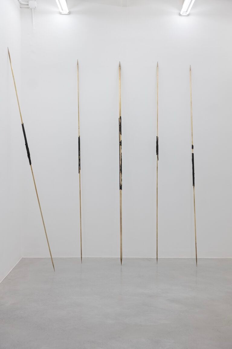 Ignazio Mortellaro, Nella carne dei giorni, 2017. Ottone pieno, ferro ossidato &mdash; 4 elementi h 290 cm &Oslash; 3,5 cm, 1 elemento h 290 cm &Oslash; 4,5 cm