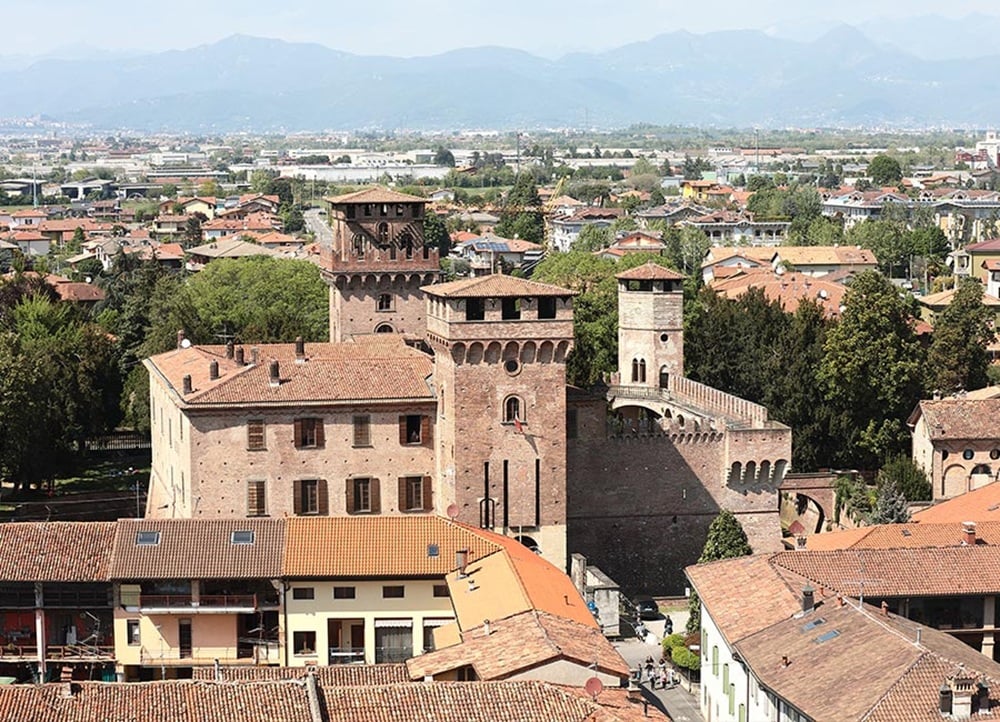 In un borgo lombardo la giunta comunale si taglia lo stipendio per restaurare un castello visconteo