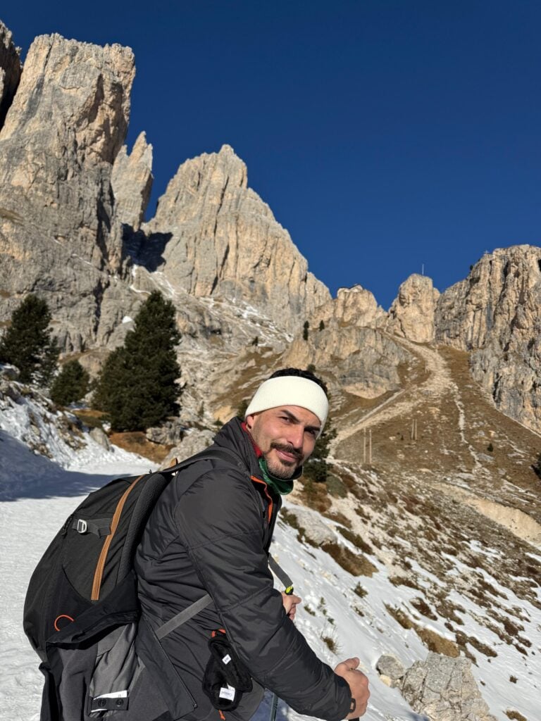 Il geologo e divulgatore scientifico Stefano Farinelli al cospetto del Catinaccio. Crediti Stefano Farinelli