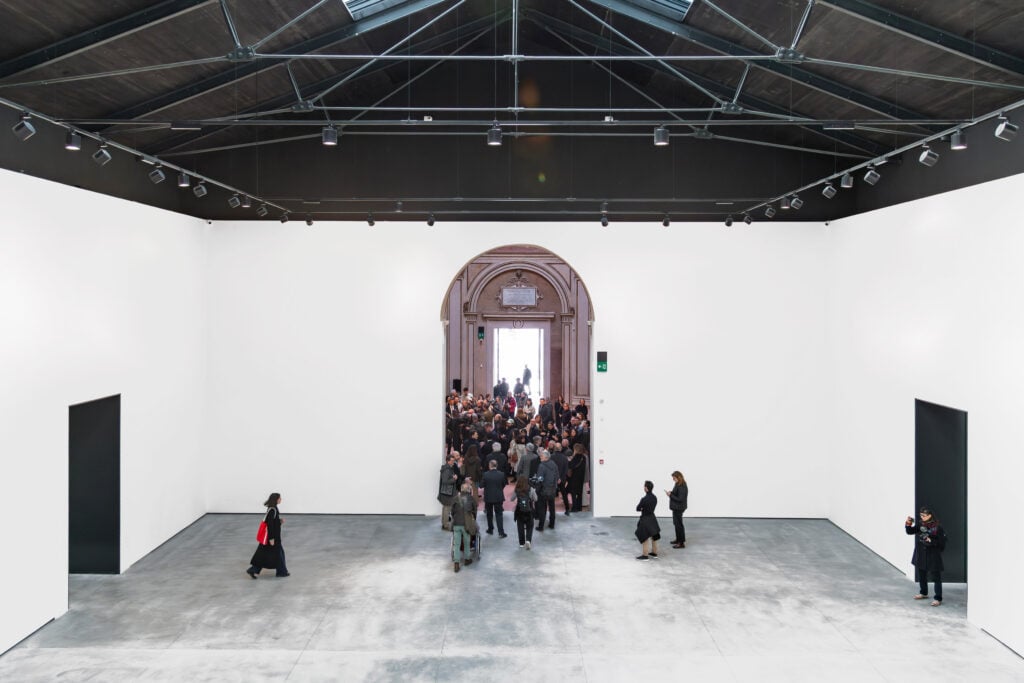 Nei Giardini della Biennale di Venezia apre il nuovo Padiglione Centrale: “Una riscrittura più che un restauro”